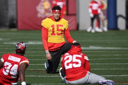 Patrick Mahomes, con el 15, rodeado de sus compañeros de los Kansas City Chiefs en un entrenamiento en Tempe (Arizona).