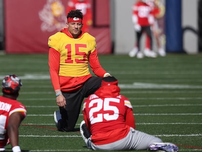 Patrick Mahomes, con el 15, rodeado de sus compañeros de los Kansas City Chiefs en un entrenamiento en Tempe (Arizona).