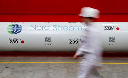 El logo de Nord Stream 2 en una tubería en Chelyabinsk (Rusia) en febrero de 2020.