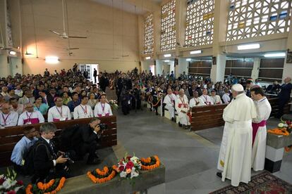 El papa Francisco visita la catedral de Dacca (Bangladés).