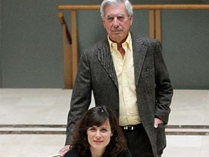 Mario Vargas Llosa y Aitana Sánchez-Gijón, ayer en Madrid.