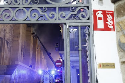 Fachada de la mezquita afectada por el incendio.