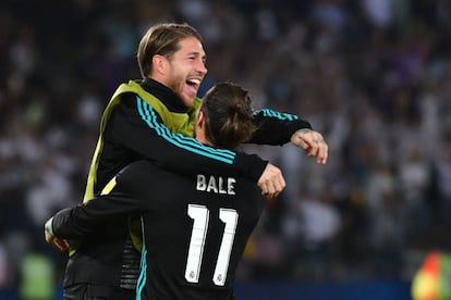 El abrazo de Sergio Ramos a Bale después de que el galés marcara el gol de la victoria contra el Al-Jazira.