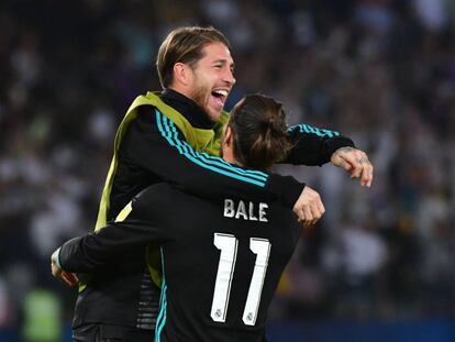 El abrazo de Sergio Ramos a Bale después de que el galés marcara el gol de la victoria contra el Al-Jazira.