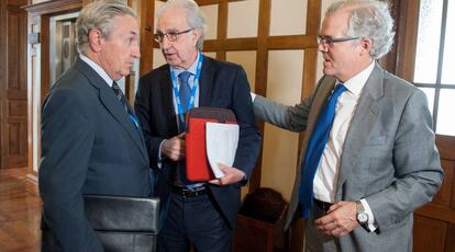 De izquierda a derecha, José María Marín Quemada, presidente de la CNMC, Javier Alonso, subgobernador del Banco de España, y Sebastián Albella, presidente de la CNMV. 