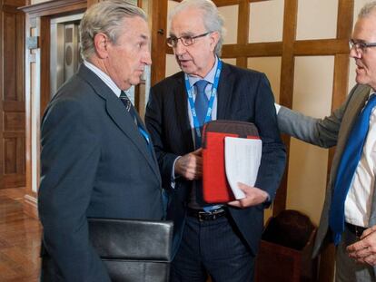 De izquierda a derecha, José María Marín Quemada, presidente de la CNMC, Javier Alonso, subgobernador del Banco de España, y Sebastián Albella, presidente de la CNMV. 