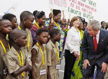 El presidente de EE UU, George W. Bush, y su esposa, Laura Bush, llegan a Benin en una ceremonia de bienvenida.