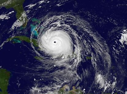 El huracán Irma sobre la isla de Cuba y acercándose a Florida, en septiembre de 2017.