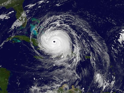 El huracán Irma sobre la isla de Cuba y acercándose a Florida, en septiembre de 2017.