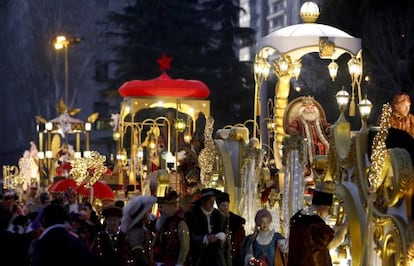 Carrozas en la cabalgata de Reyes de Madrid en 2015.