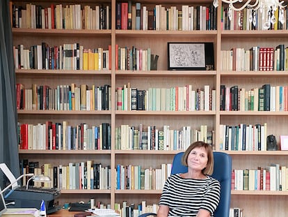 La escritora Alicia Giménez Bartlett, en su estudio situado en las inmediaciones de Vinaròs (Castellón).