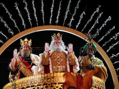 Los Reyes Magos de Oriente saludan este martes a su llegada a Madrid.
