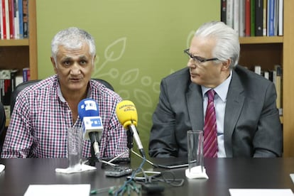Hamza Yalçin, con su abogado, el exjuez Baltasar Garzón, este viernes en Madrid.