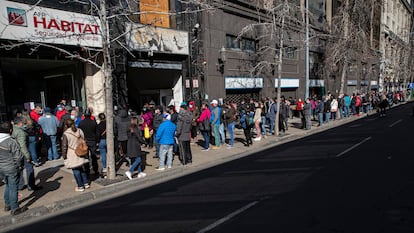 La gente espera fuera de la oficina de administración de pensiones, en Santiago, en 2020.