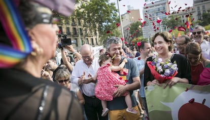 La alcaldesa Ada Colau y el secretario de Igualdad, Oriol Amorós, en la marcha del viernes.