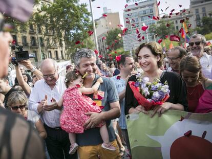 La alcaldesa Ada Colau y el secretario de Igualdad, Oriol Amorós, en la marcha del viernes.