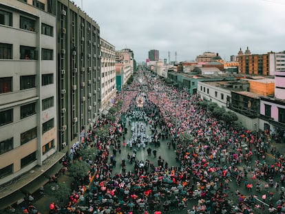 Procesión del Señor del Mar por las calles de Callao, Perú.