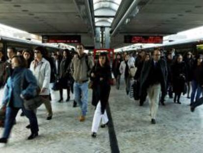 Viajeros se apean de uno de los pocos trenes que circularon en la estación de Cais do Sodre en Lisboa, Portugal, por el paro general en el el transporte público. EFE/Archivo