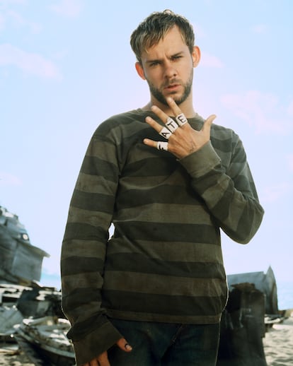 DOMINIC MONAGHAN (fotografiado en 2004) – Uno de los personajes a los que más redimió el accidente, y eso es mucho decir en una serie en la que todos rebosaban secretos y pecados. Bajista de un grupo que ya había pasado sus mejores momentos, adicto y algo cobarde, tal como él mismo se definió, su relación con Claire y su sacrificio final le reivindicó como el gran héroe trágico de la serie.