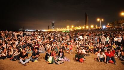 Asistentes a los conciertos de la playa del Bogatell.