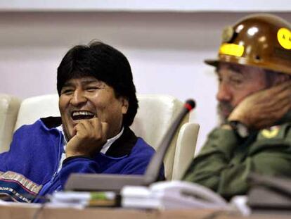 Evo Morales sonríe junto a Fidel Castro durante un encuentro con estudiantes bolivianos en La Habana.