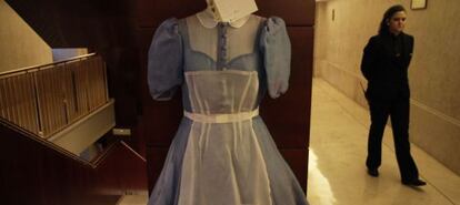 Trajes en venta expuestos en el interior del Teatro Real.