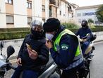 La Policía Local de Granada realiza controles de tráfico en los accesos de la ciudad debido al cierre perimetral establecido a causa del incremento de personas infectadas por coronavirus en la capital y su área metropolitana. Granada a 26 de octubre 2020
26 OCTUBRE 2020
Álex Cámara / Europa Press
26/10/2020