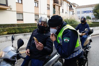 Un policía local controla el acceso a Granada, este lunes.