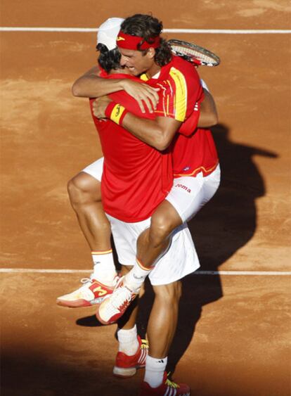 Feliciano López abraza a Verdasco tras la victoria.