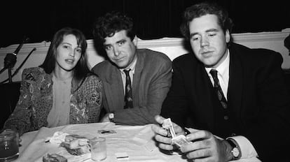 La modelo Marla Hanson con los autores Jay McInerney y Bret Easton Ellis, en Nueva York en 1990.