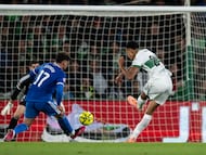 Álvaro Rodríguez remata ante Asencio el segundo gol del Elche.