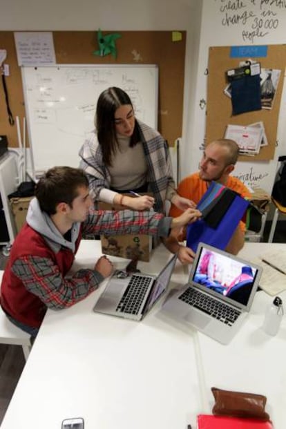Ignacio Infante (izquierda), Ainhoa Ortiz y Alex Michajlowski, estudiantes y cofundadores de la marca de moda Corion.