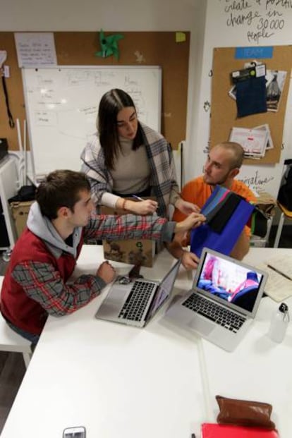 Ignacio Infante (izquierda), Ainhoa Ortiz y Alex Michajlowski, estudiantes y cofundadores de la marca de moda Corion. 