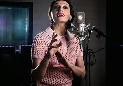 Luz Casal durante una sesión de grabación en los estudios de sonido Toska