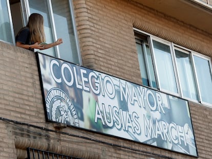Una joven se asoma por la ventana de la residencia universitaria Ausiàs March de València.