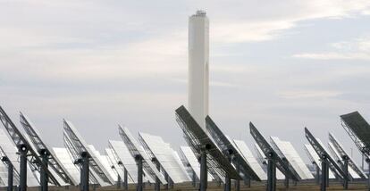 Vista de la planta solar de Abengoa en Sanl&uacute;car La Mayor (Sevilla). 