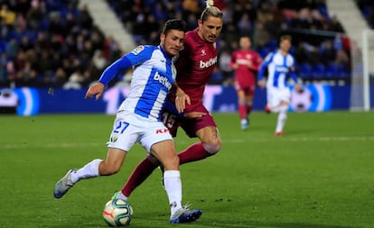 Óscar Rodríguez, del Leganés, pugna con Fejsa.