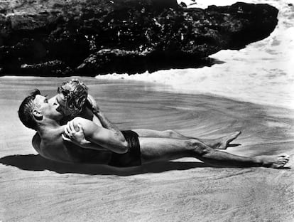 La escena en la que Deborah Kerr y Burt Lancaster se abrazaban y besaban apasionadamente en la orilla del mar, envueltos por la espuma de las olas, requirió tres días de rodaje y la participación de más de 100 personas, pues había que sincronizar la secuencia para que las olas rompieran sobre la pareja en el momento adecuado.