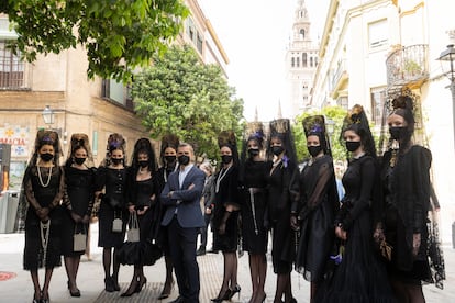 Modelos vestidas con las mantillas de Juan Foronda, en la calle Mateos Gago de Sevilla.