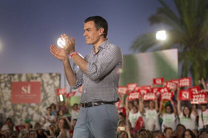 El Secretario General del PSOE y candidato en las elecciones del próximo 26 de junio, Pedro Sánchez, durante el mitin de cierre de campaña celebrado hoy en Sevilla.