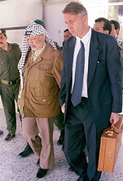 El presidente de Palestina Yasir Arafat izquierda acompaña al enviado especial de la ONU, Terje Larsen, en una imagen de 1996.