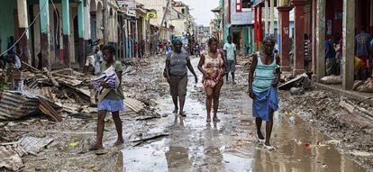 Una calle de Jeremie, Hait&iacute;, afectada por el hurac&aacute;n Matthew