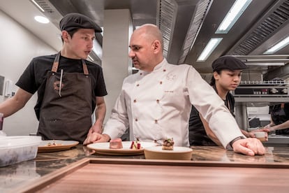 El chef Jordi Artall en su restaurante Cinc Sentits, uno de los tres premiados con dos estrellas Michelin 2021.