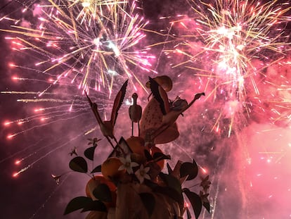 La falla municipal, 'Cardioversió valenciana' durante la 'cremà' esta noche del 19 de marzo, que pone fin a las fiestas de 2023.