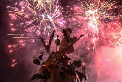 La falla municipal, 'Cardioversió valenciana' durante la 'cremà' esta noche del 19 de marzo, que pone fin a las fiestas de 2023.