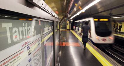 Un tren de metro deja la estación.