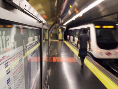 Un tren de metro deja la estación.