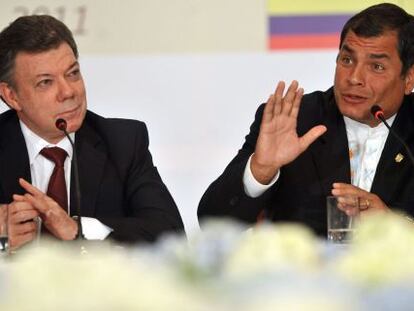 Correa (derecha) interviene en presencia de Santos.