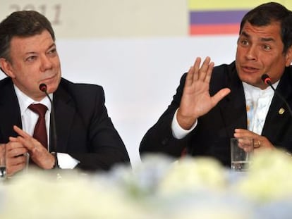 Correa (derecha) interviene en presencia de Santos.