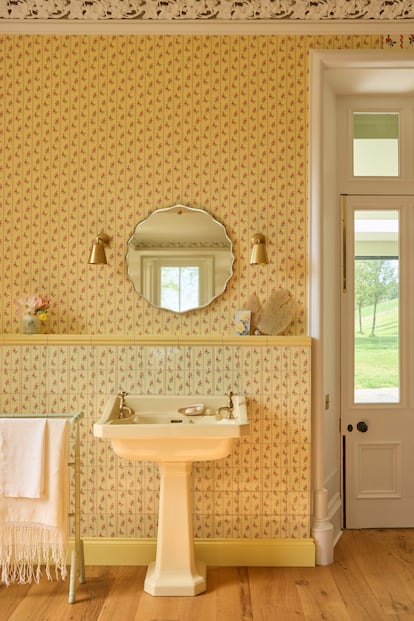 Un baño decorado con azulejos y papel pintado diseñados por Petra Palumbo.